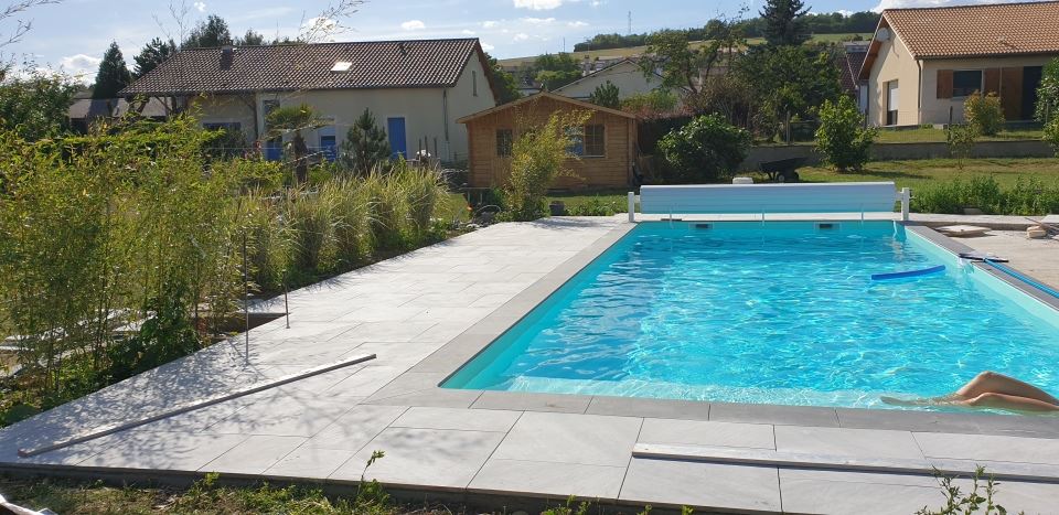 Un bel aménagement plage de piscine dans la Meuse